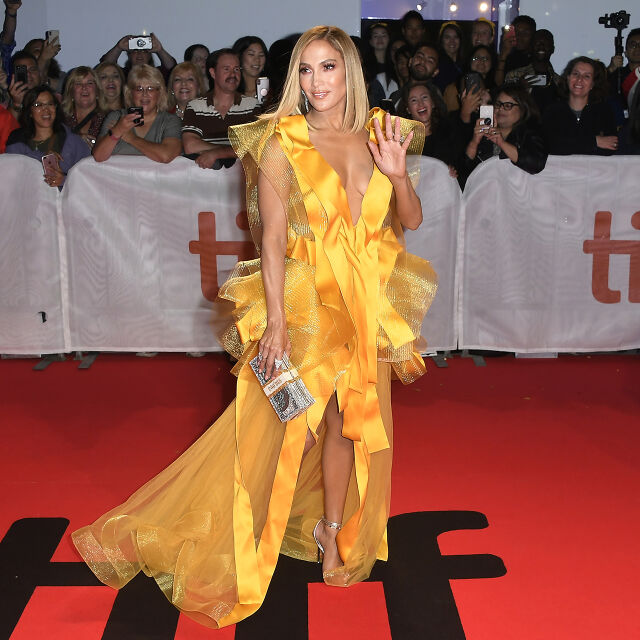 Дженифър Лопес блести в ефектна златна рокля на премиерата на "Да свалиш Уолстрийт" (ГАЛЕРИЯ)