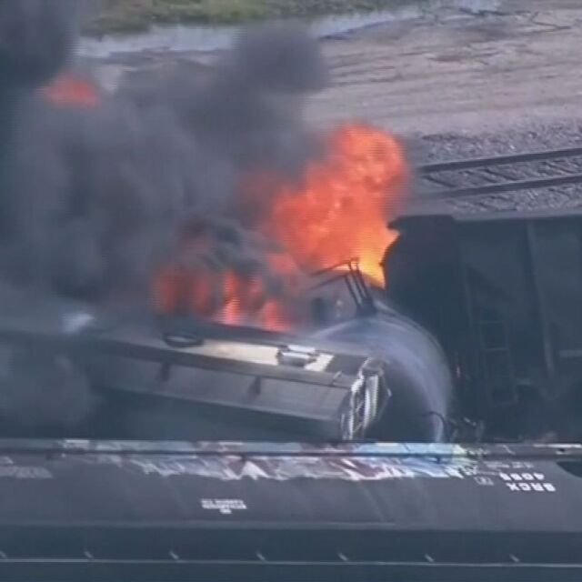 Влак с опасен товар избухна в пламъци в САЩ