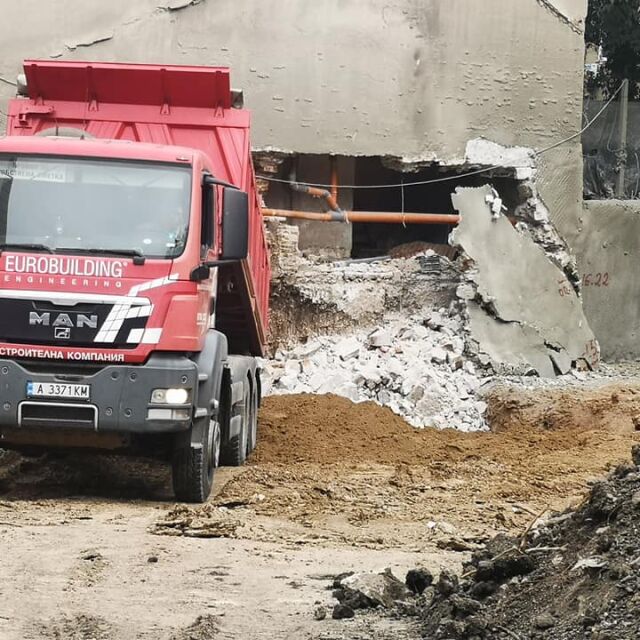 Срути се стена на жилищна сграда в Бургас 