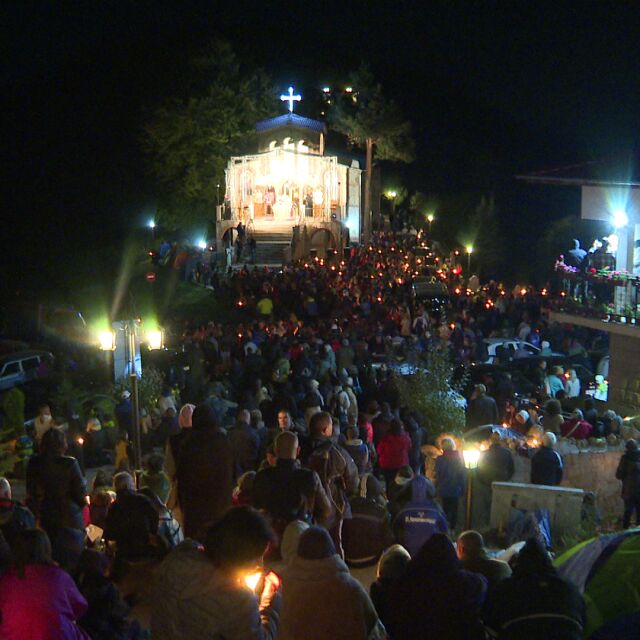Нощ на чудесата: Хиляди вярващи се молят под откритото небе на Кръстова гора