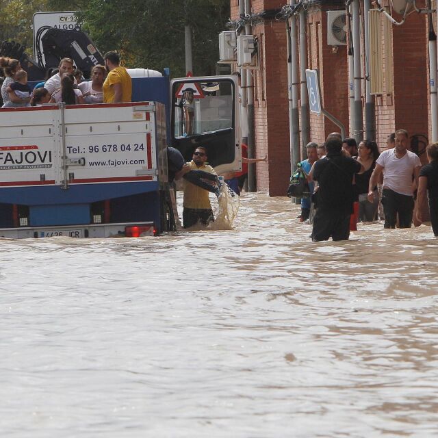 В Испания се борят с последствията от опустошителните наводнения