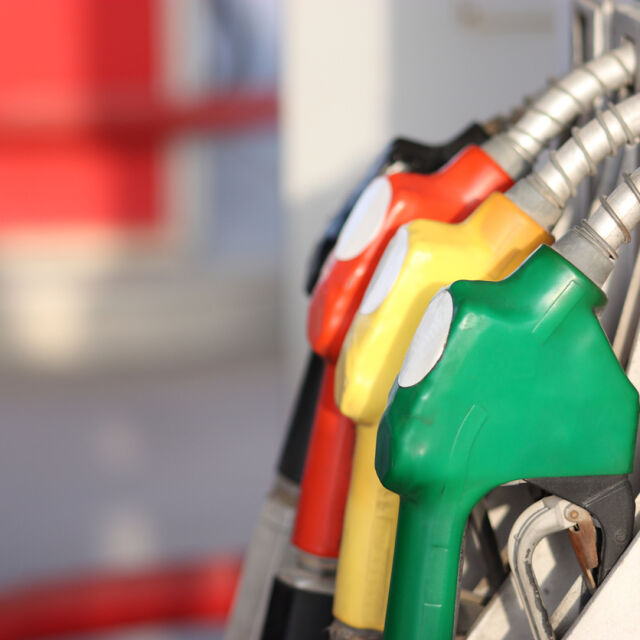 Проверки по бензиностанциите: Точно ли сипват колонките?