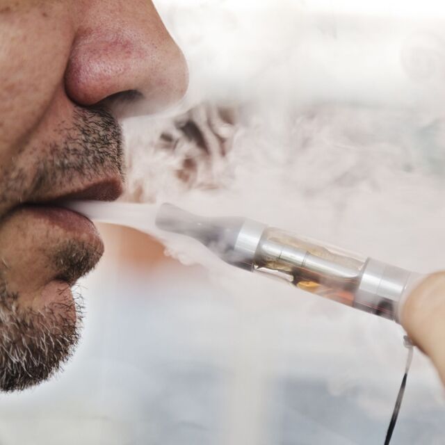 Проучване: Парата от електронни цигари убива клетките, пазещи белите дробове
