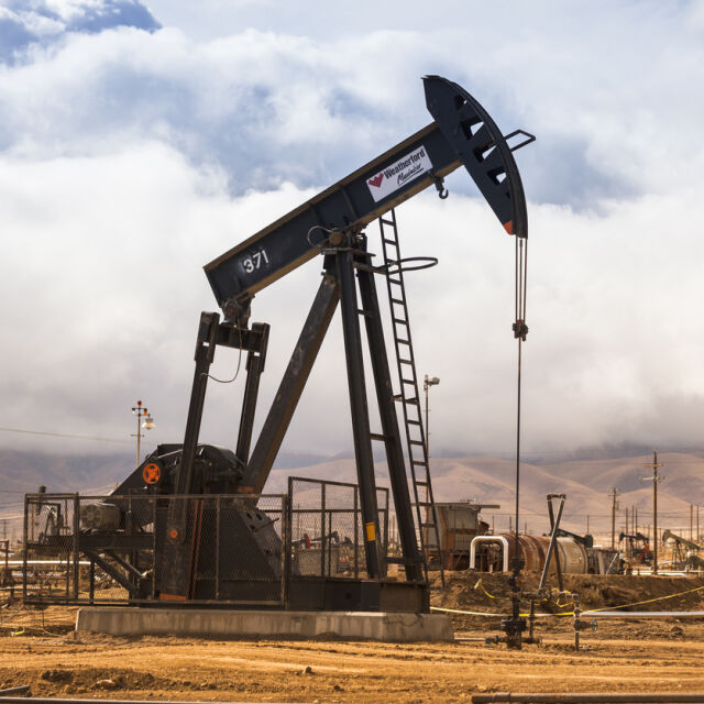 Черното злато: Какво означава спадът в цената на петрола и какво предстои за индустрията
