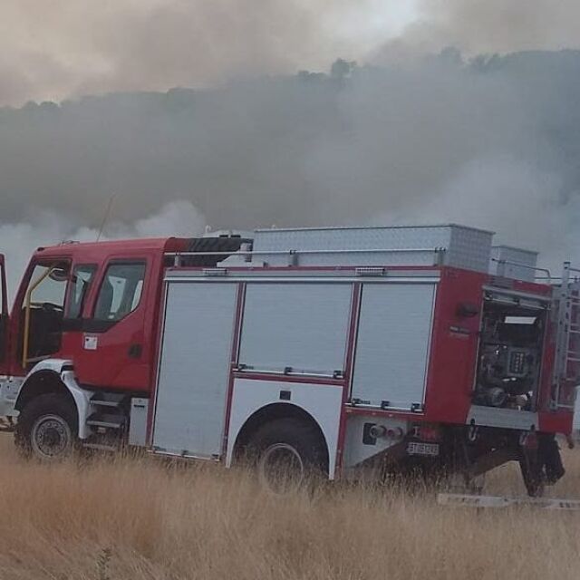 Гасят пожар в местност със сухи треви до две села във Великотърновско