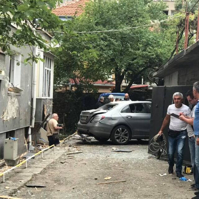 Бомба в колата на помощник съдебен изпълнител потроши прозорците на блок в Стара Загора