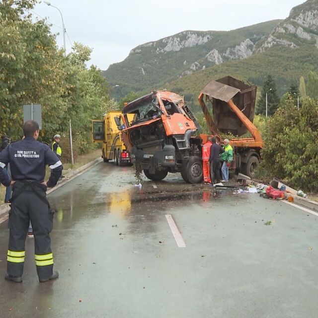 Боклукчийски камион се преобърна и запали на натоварен път във Враца