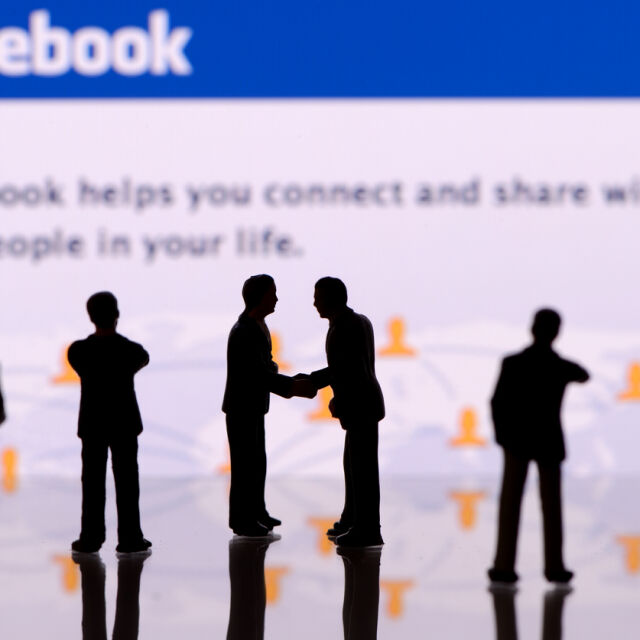 „Фейсбук“ ще плаща милиони на медии за съдържанието им