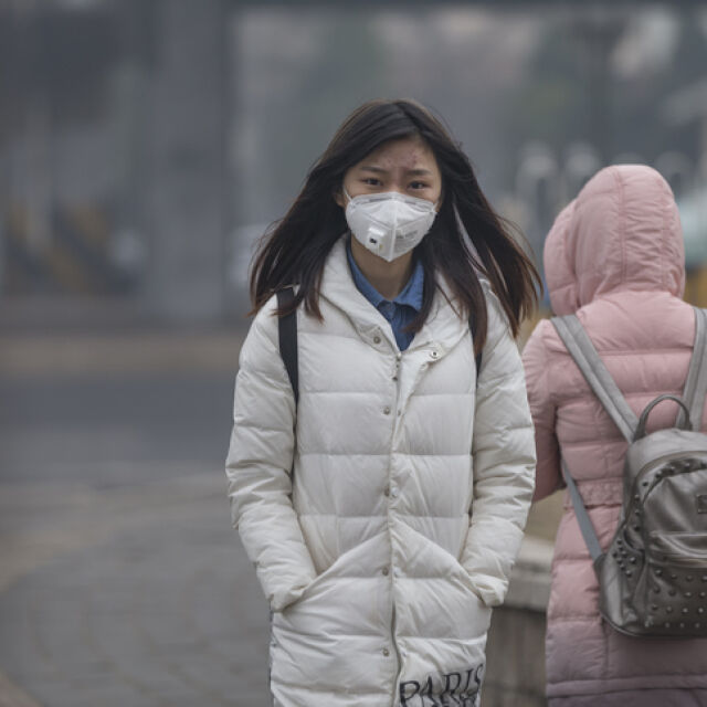 ТВ фабрика в Япония започва да произвежда маски, за да помогне в битката с коронавируса