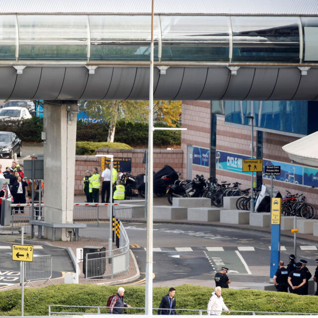 Сапьорски отряд на летището в Манчестър след сигнал за подозрителен пакет