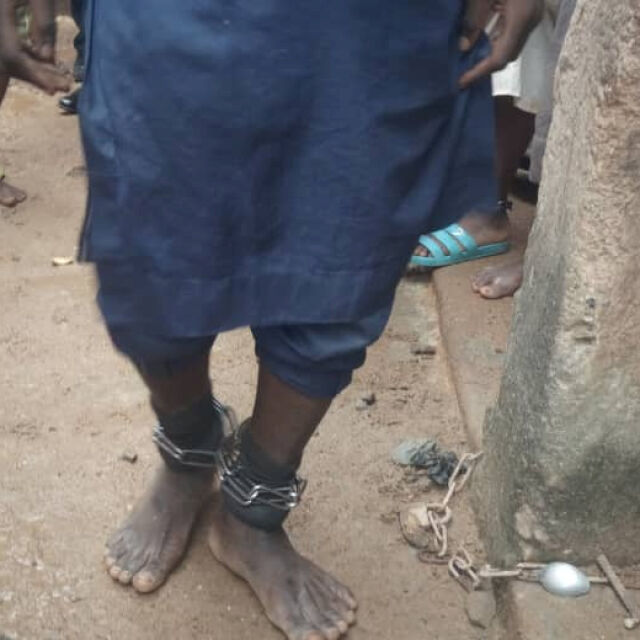 В Нигерия спасиха деца, оковани във вериги