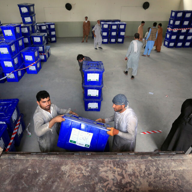 Афганистанците избират президент при засилени мерки за сигурност