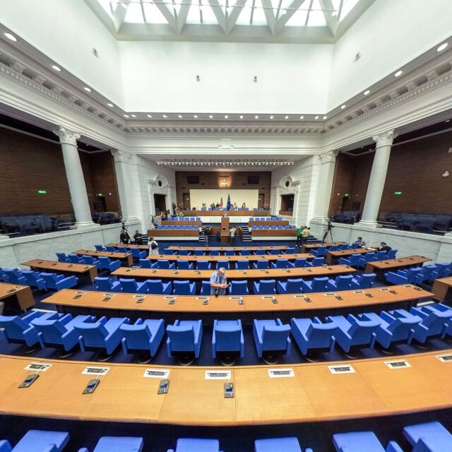 Депутатите с нов адрес: Парламентът ще заседава в сградата на бившия партиен дом