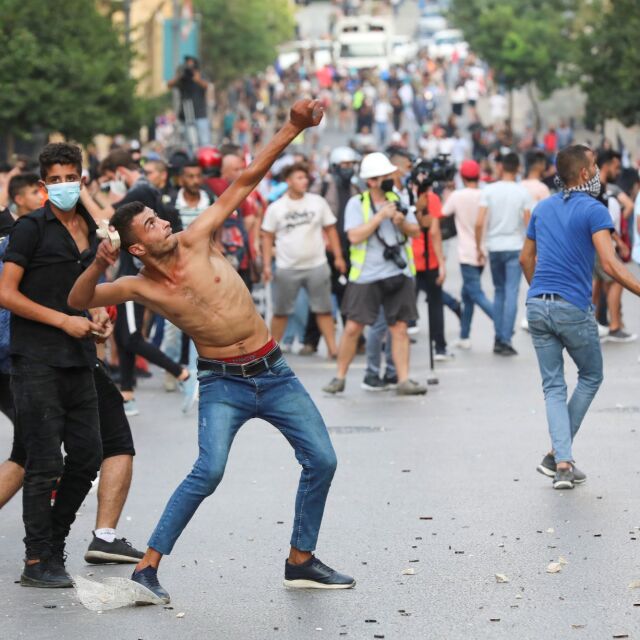 Протести и сблъсъци с полицията посрещнаха Макрон в Бейрут