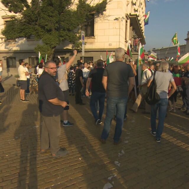 Напрежение между полиция и протестиращи и на бул. „Цар Освободител“
