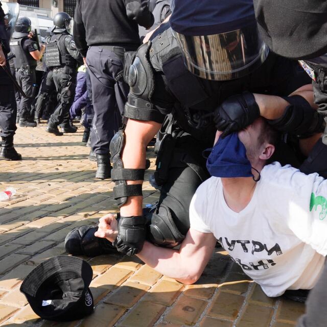 Дамбовеца и съпредседател на „Зелено движение“ – сред арестуваните около НС