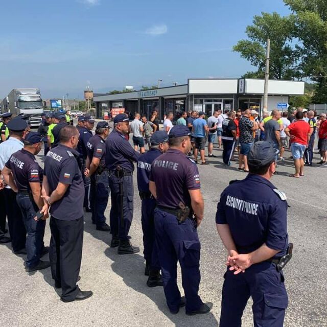 Протестиращи превозвачи блокираха за кратко пътя към Гърция на „Кулата“