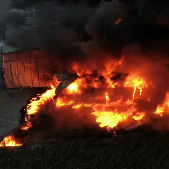 Огромни кълба дим от склад за пластмаса стреснаха жителите на Варшава