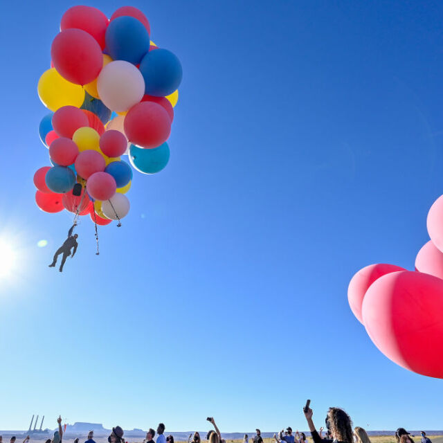 Да полетиш на 7000 метра височина, хванат за балони с хелий (ВИДЕО)