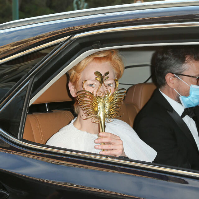 Необичайна маска и Златен лъв за актрисата Тилда Суинтън във Венеция (ВИДЕО)