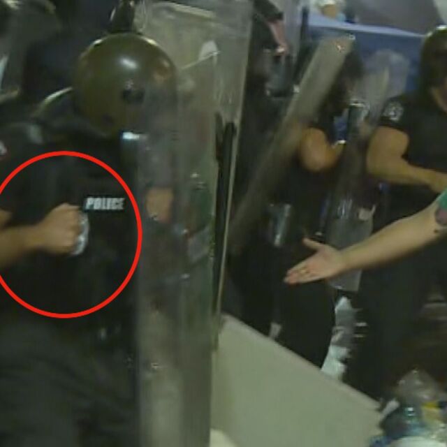 С бокс срещу протестиращите: Десетки сигнали за полицейско насилие