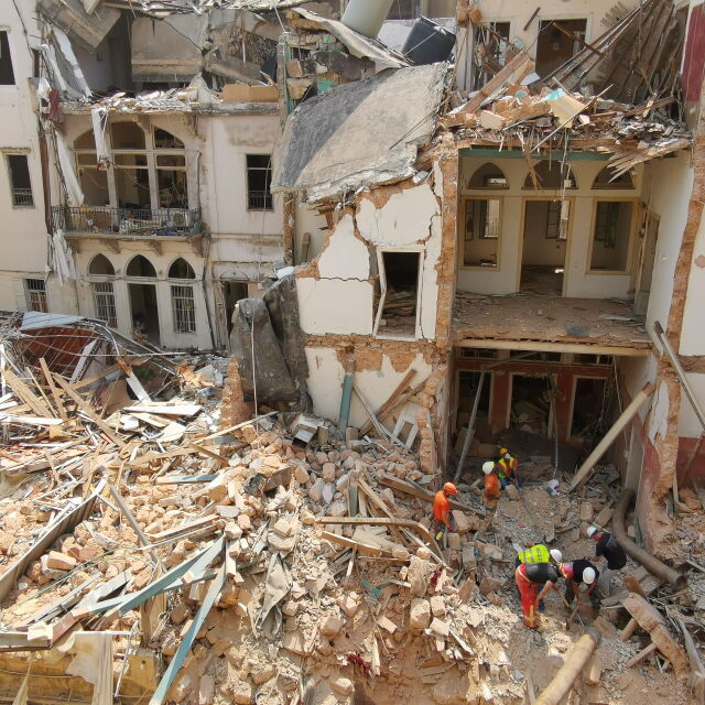 След смъртоносния взрив в Бейрут: Спасители доловиха признаци на живот сред развалините