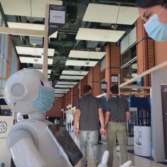 Вместо служител: Робот подсеща хората да носят маски на обществени места