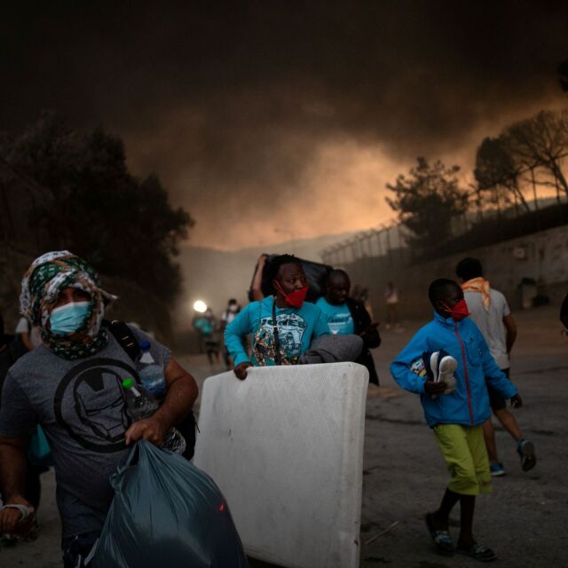 Голям пожар бушува в бежански лагер на о-в Лесбос