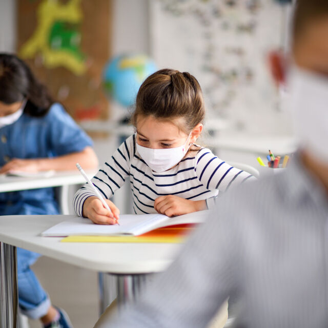 COVID-19 в училища и детски градини: Родителите питат – здравното министерство отговаря