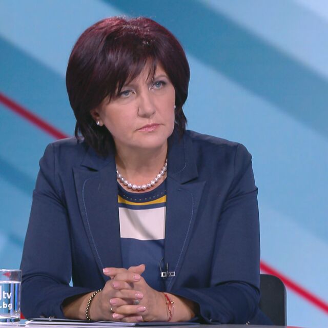 Караянчева: Ние сме легитимна власт, а част от протестите са финансирани от олигарси в чужбина 