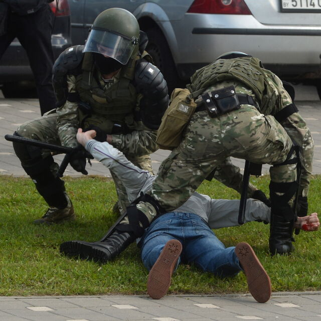 Продължават протестите и в Беларус, над 400 души са арестувани