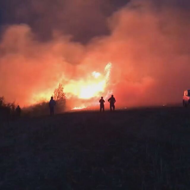 Пожар бушува между четири села в Старозагорско
