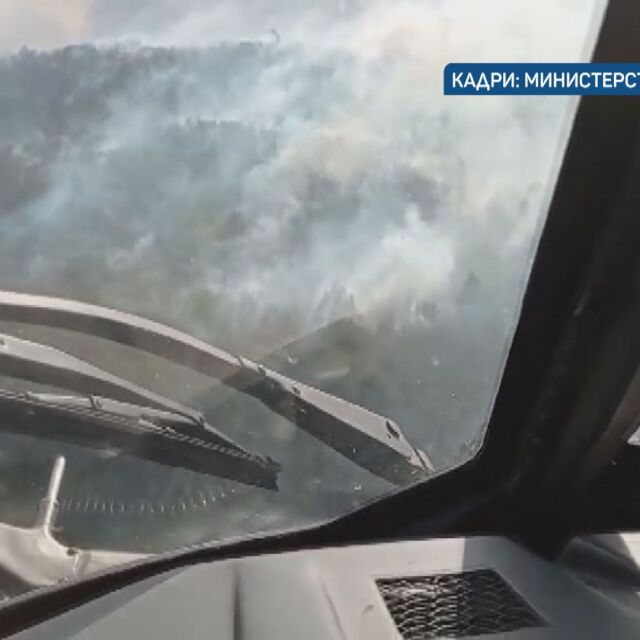 Трети ден борба с пожарите в Старозагорско: Хеликоптер, тежка техника и доброволци се включиха в гасенето