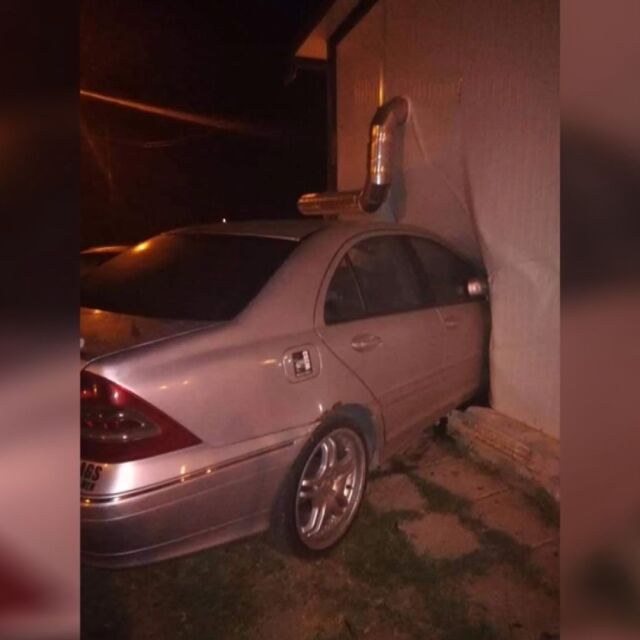 Шофьор без книжка се вряза в заведение във Варна, собственикът пострада тежко