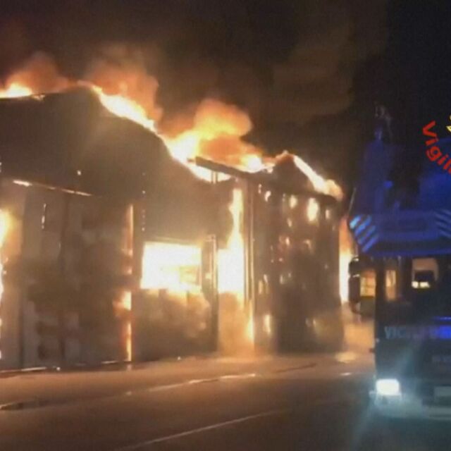 Пожар избухна на пристанището в италианския град Анкона