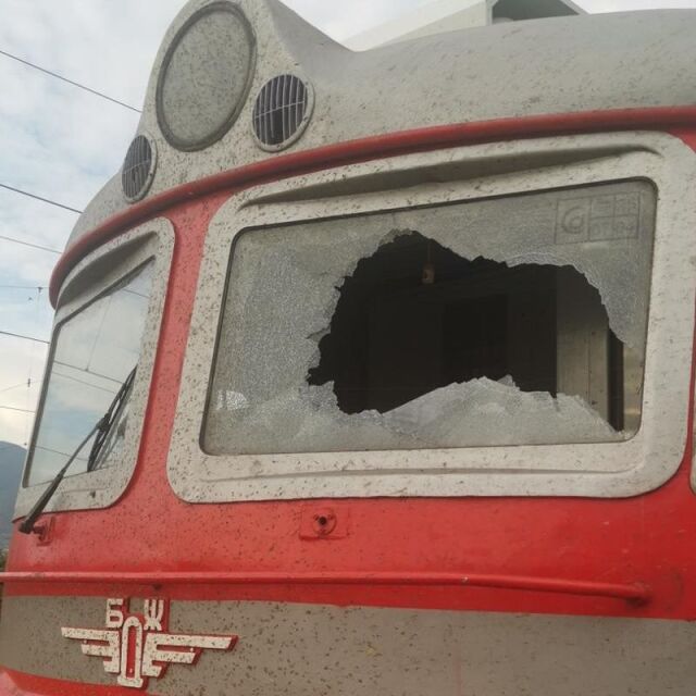 Счупиха локомотивното стъкло на влак в движение, двама души са пострадали