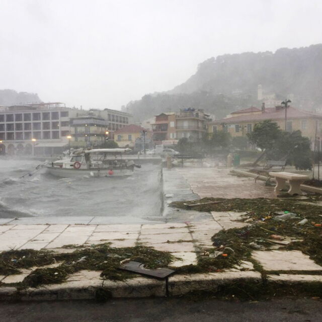 Българи в капана на циклона „Янос“ в Гърция (ВИДЕО)