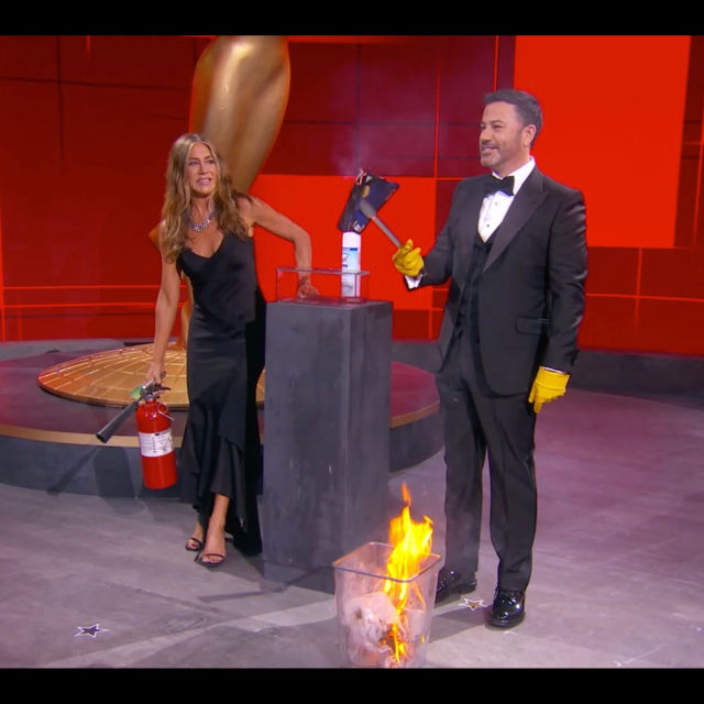 Защо Дженифър Анистън грабна пожарогасител на наградите „Еми“