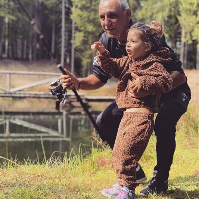В ролята на дядо: Христо Стоичков учи внучката си да лови риба