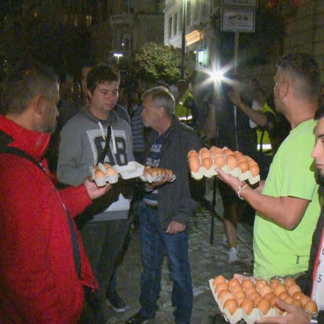 Ден 79: Протестиращите хвърляха яйца по сградата на Столичната община