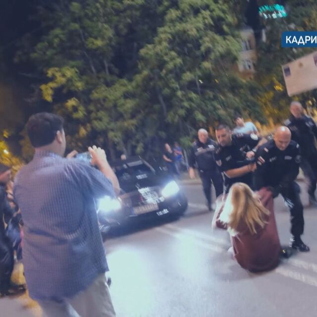 Протестираща е легнала пред колата на здравния министър в 79-ата вечер на протеста
