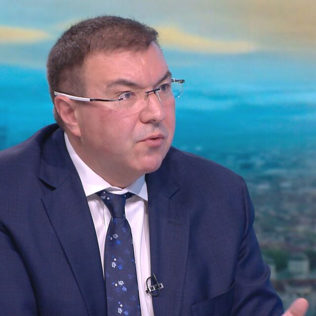 Проф. Костадин Ангелов: Няма да връщаме КПП-та и да затваряме училища 