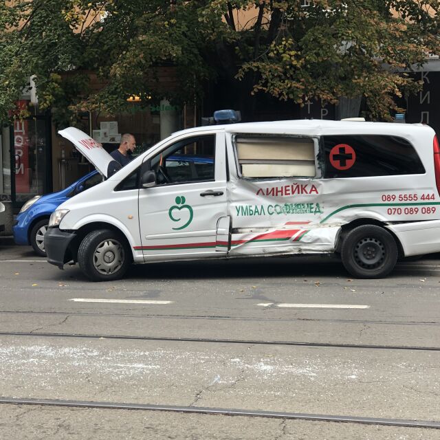 Отново катастрофа на лека кола и линейка в София