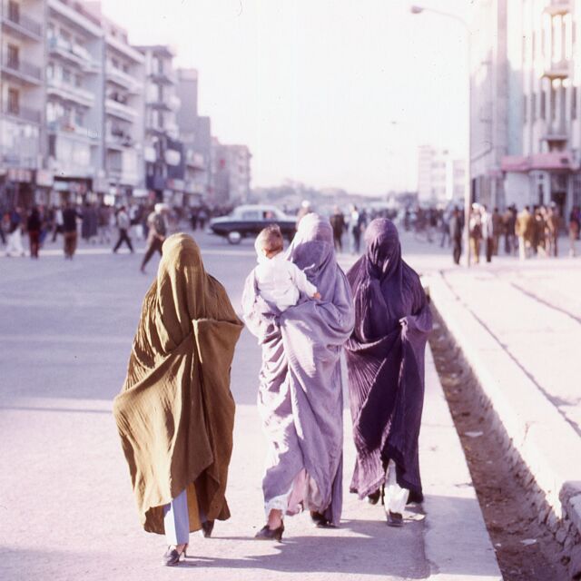 Талибаните наредиха на жените на екран да покриват лицата си