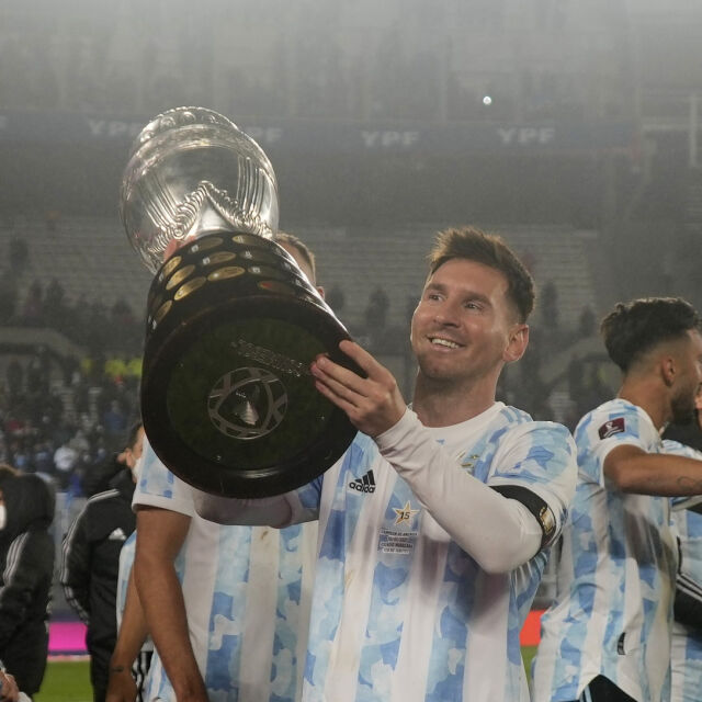 Меси задмина Пеле и го отпразнува с феновете на Аржентина 