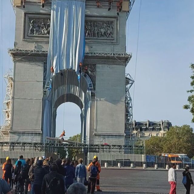 Алпинисти започнаха опаковането на Триумфалната арка в Париж