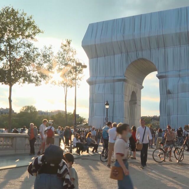 Хиляди се стичат в Париж да видят опакованата Триумфална арка