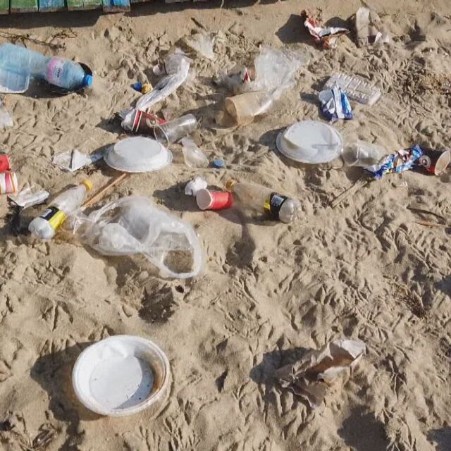 "Добрият пример": Доброволци събираха фасове на плаж "Перла"