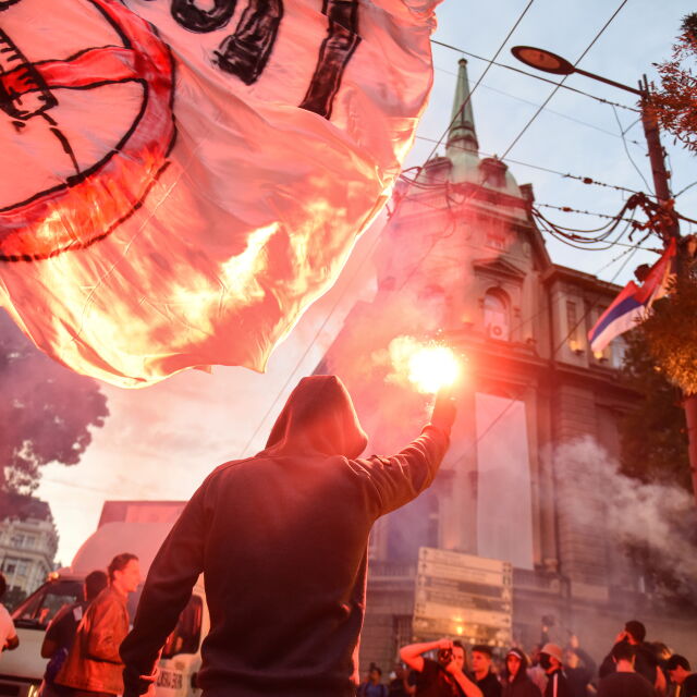 Яйца полетяха към полицаи и журналисти по време на антиваксърски протест в Белград