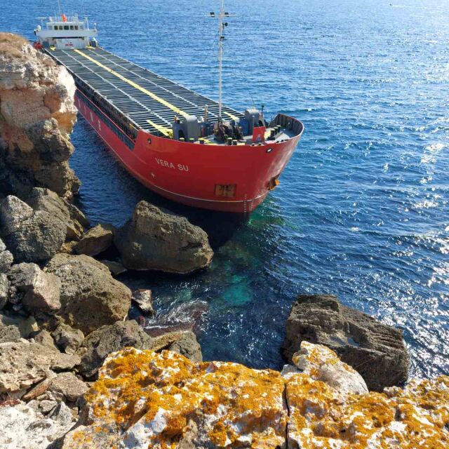 Държавата се заема с блокирания край Камен бряг кораб